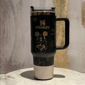 Stanley The Flowstate Quencher H2.0 Tumbler with Mickey (Brown and Gold).